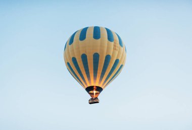 Renkli sıcak hava balonları mavi gökyüzü karşı bir grup.
