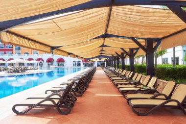 Popüler tatil beldesi Amara Dolce Vita Lüks Otel. Türkiye 'de deniz kıyısı boyunca havuzlar, su parkları ve eğlence alanlarıyla. Tekirova-Kemer.