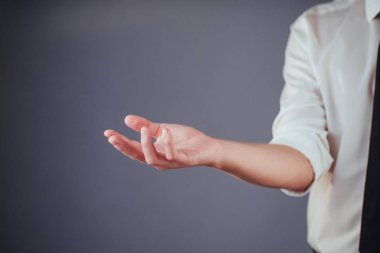 Genç işadamı boş elleri gösteriyor, senin tasarımınla doldurmaya hazır..