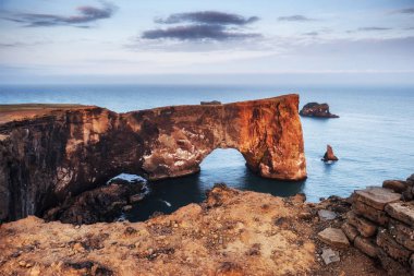 Cape Dyrholaey, Güney İzlanda. İrtifa 120 m ve kaba tepe Adası ile kapı açma.