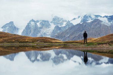 Koruldi Dağı 'nın manzarası. Yukarı Svaneti, Gürcistan, Avrupa. Kafkasyalı turistler