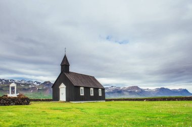 Mountain View İzlanda. Budir güzel siyah ahşap kilisede.