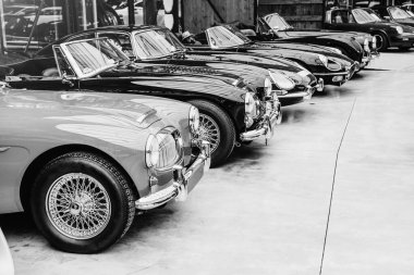 Serginin içinde klasik retro araba standı