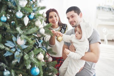 Mutlu Aile Dekorasyonu Noel Ağacı. Baba, Anne ve Kızı. Şirin Çocuk