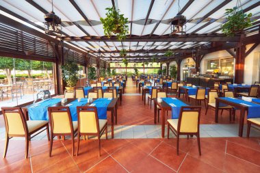 Boş servis edilen restoran masası sahilde ziyaretçi bekliyor. Amara Dolce Vita Luxury Oteli. Tatil köyü. Tekirova-Kemer. Türkiye