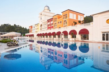 Yüzme havuzu ve lüks otelin plajı. Tip eğlence kompleksi. Amara Dolce Vita Luxury Oteli. Tatil köyü. Tekirova-Kemer. Türkiye