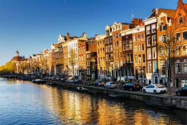 Gün batımında Amsterdam kanal. Amsterdam Hollanda başkenti ve en kalabalık şehridir.