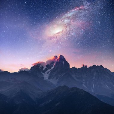 Fantastik yıldızlı gökyüzü. Karla kaplı tepeler. Ana Kafkas Ridge. NASA nezaket. Mountain View Dağı dır Meyer, Gürcistan'dan. Europe.