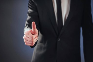 Biyometrik parmak izi okuyucusuyla geçen bir adam.