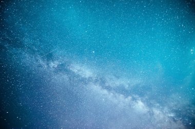 Yıldızlar, nebula ve galaksiyle dolu canlı bir gece göğü. Derin gökyüzü gökyüzü fotoğrafı.