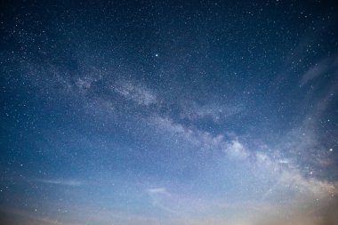 Yıldızlar, nebula ve galaksiyle dolu canlı bir gece göğü. Derin gökyüzü gökyüzü fotoğrafı.