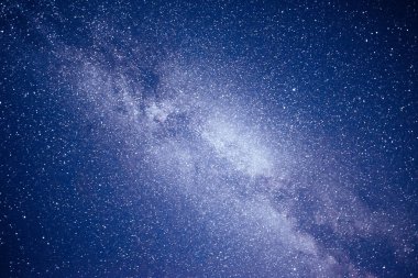 Yıldızlar, nebula ve galaksiyle dolu canlı bir gece göğü. Derin gökyüzü gökyüzü fotoğrafı.