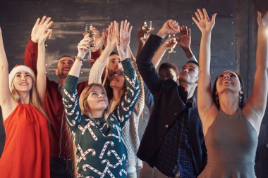 Arkadaşlarla parti. Noel 'i seviyorlar. Yeni yıl partisinde ellerinde maytap ve şampanya kadehleriyle dans eden neşeli bir grup genç ve mutlu görünüyorlar. Birliktelik yaşam tarzı kavramları.