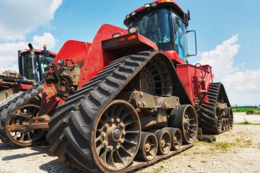 Biçerdöver ve birleştirme parçaları tesisinde satış, traktör ve Tarım makineleri, bakım ve ihracat için bekliyor.
