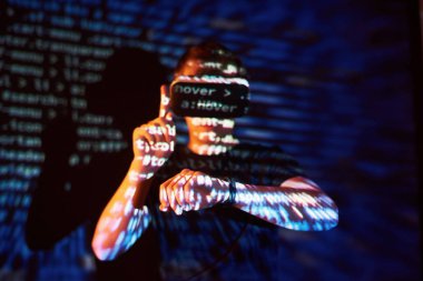 Kafkasyalı bir adam ve Sanal gerçeklik kulaklığının çifte pozlandırılması muhtemelen kod satırları olan güvenli bir ağ ya da sunucuya şifreyi kıran bir oyuncu ya da hackerdır.