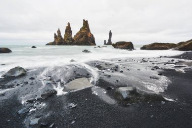 Rock Troll ayak. Reynisdrangar uçurum. Siyah kum plaj. İzlanda.