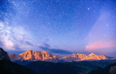 Rocky Dağları Fantastik yıldızlı gökyüzünde. Dolomite Alpleri, İtalya.