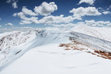Ulusal park Karpatlar 'daki sıradağlar üzerinde renkli bir bahar günü. Ukrayna, Avrupa