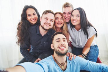 En iyi arkadaşlar arka ışıklandırmayla selfie çekiyorlar. Gençlerle mutlu arkadaşlık kavramı. Birlikte eğleniyorlar..
