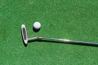 Yapay çimlerin üzerinde mini golf topu. Yaz sezonu oyunu