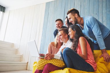 Sosyal Medya Kavramını Asan Yaratıcı Genç Arkadaşlar Grubu. Çalışma Sürecinde Yaratıcı Proje Tartışılan, Oyun Oynayan veya Video Film İzleyen İnsanlar.