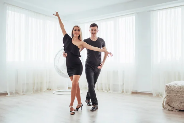 Молодая Пара Танцует Латинскую Музыку Бачата Меренге Сальса Две Элегантные — стоковое фото