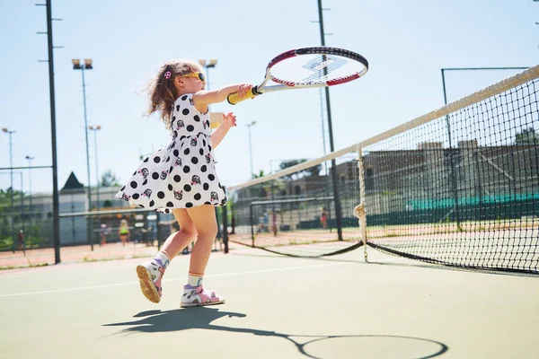 外のテニスコートでテニスをしてる可愛い女の子 — ストック写真