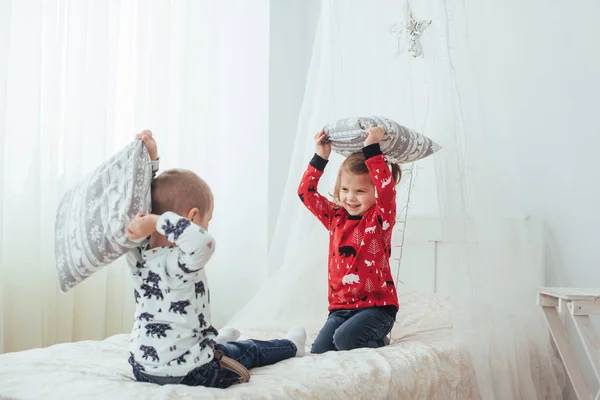 Criança Pijama Morno Suave Brincando Cama Estúdio Boa Luz — Fotografia de Stock