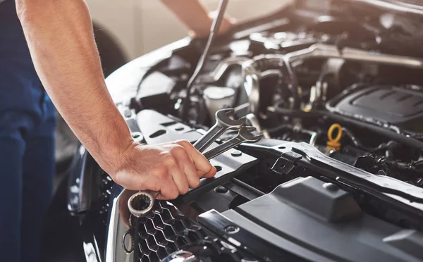 Imagen Que Muestra Trabajador Servicios Automóviles Musculosos Reparando Vehículo — Foto de Stock