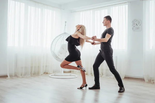 Jong Echt Paar Dansende Latijns Muziek Bachata Merengue Salsa Twee — Stockfoto
