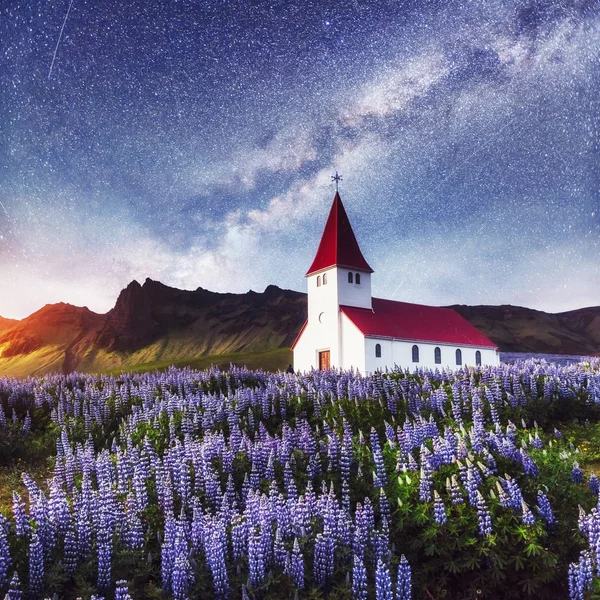 美しいコラージュ素晴らしい星空の下でヴィクのルーテル教会 アイスランド — ストック写真