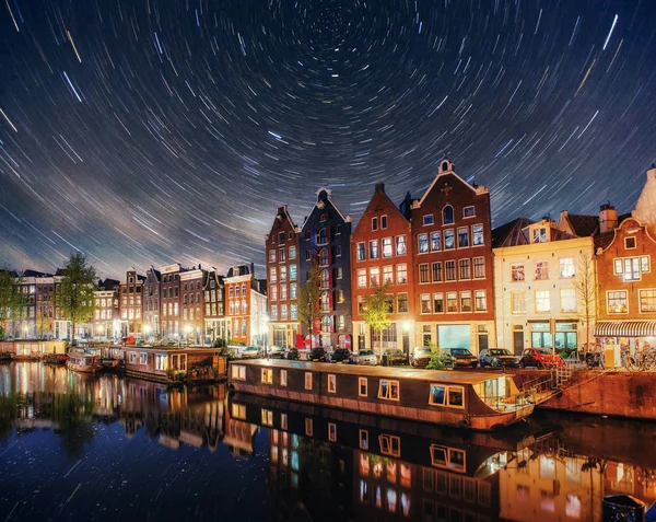 Hermosa Noche Amsterdam Iluminación Nocturna Edificios Embarcaciones Cerca Del Agua — Foto de Stock