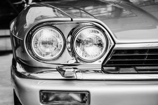 特写的头灯和前保险杠上的老式汽车 — 图库照片