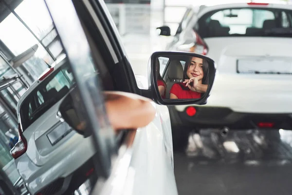 Mujer Interior Del Coche Mantiene Rueda Girando Alrededor Sonriendo Mirando — Foto de Stock