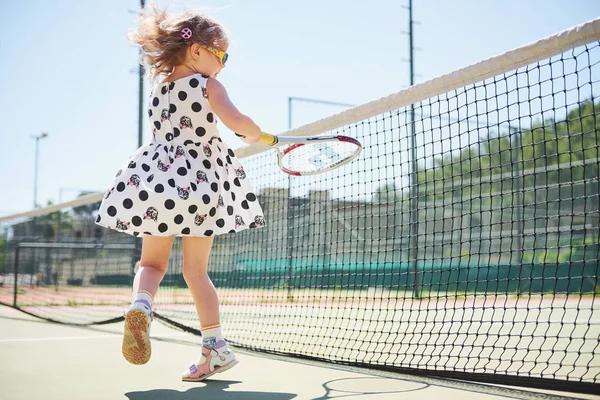 Schattig Meisje Spelen Tennis Poseren Voor Camera — Stockfoto