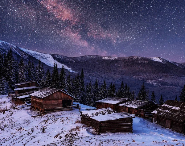 Magico Inverno Coperto Neve Alberi Villaggio Montagna Paesaggio Invernale Cielo — Foto Stock