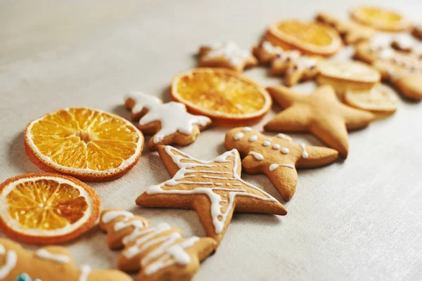 Weihnachten Lebkuchen Und Getrocknete Orangen Und Gewürze Auf Weißem Tisch — Stockfoto