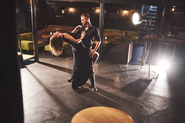 Bailarines Hábiles Actuando Cuarto Oscuro Bajo Luz Concepto Arte Primer — Foto de Stock