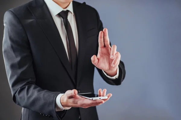 Empresario Con Teléfono Mano Estudiante Traje Sobre Fondo Oscuro —  Fotos de Stock