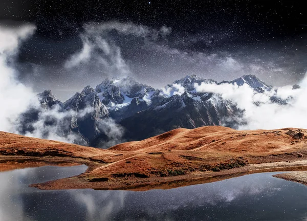 Fantástico Cielo Estrellado Lago Montaña Koruldi Noche Pintoresca Upper Svaneti —  Fotos de Stock