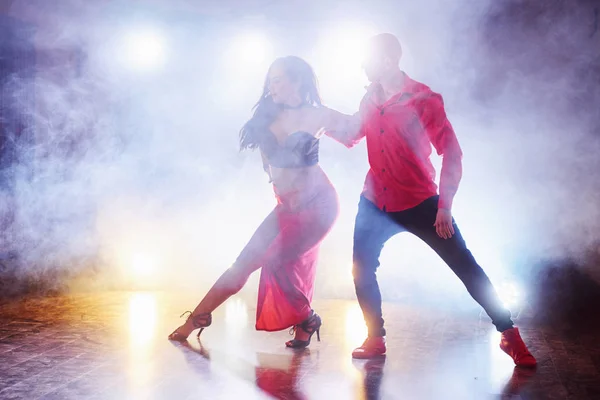 Bailarines Hábiles Actuando Sala Oscura Bajo Luz Del Concierto Humo — Foto de Stock