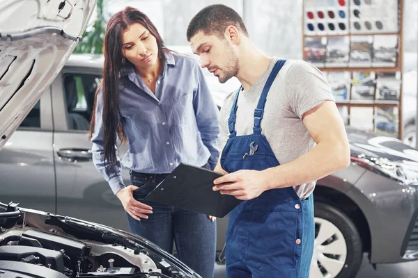 Ein Mechaniker Und Eine Kundin Diskutieren Reparaturen Ihrem Fahrzeug — Stockfoto