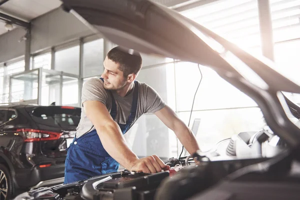 Automechaniker Arbeitet Der Werkstatt Reparaturservice — Stockfoto