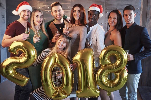 Novo 2018 Ano Está Chegando Retrato Grupo Velhos Amigos Alegres — Fotografia de Stock