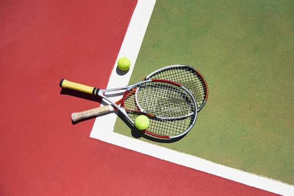 新粉刷过的网球场上的网球拍和新网球 — 图库照片