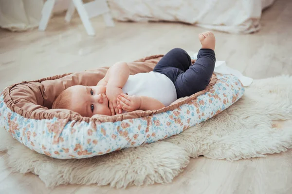 儿童床上用品 婴儿在床上睡觉 一个健康的小宝宝出生后不久 漂亮明亮的纺织品 — 图库照片