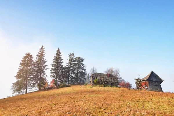 Sonnenaufgang Über Dem Nebligen Hochgebirgstal Mit Alten Holzhäusern Auf Einem — Stockfoto