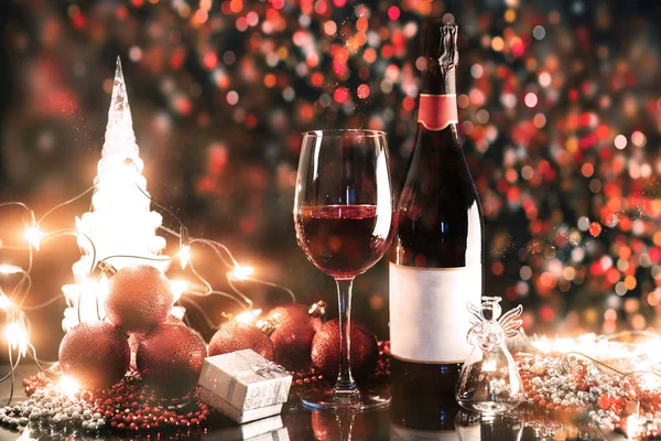 Kerstmis Nieuwjaar Feestelijke Decoraties Fles Rode Wijn Glas Donkere Achtergrond — Stockfoto