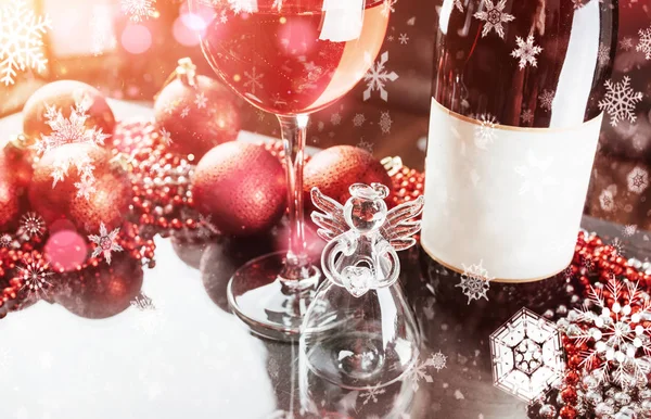 Natal Ano Novo Decorações Festivas Garrafa Vinho Tinto Vidro Fundo — Fotografia de Stock