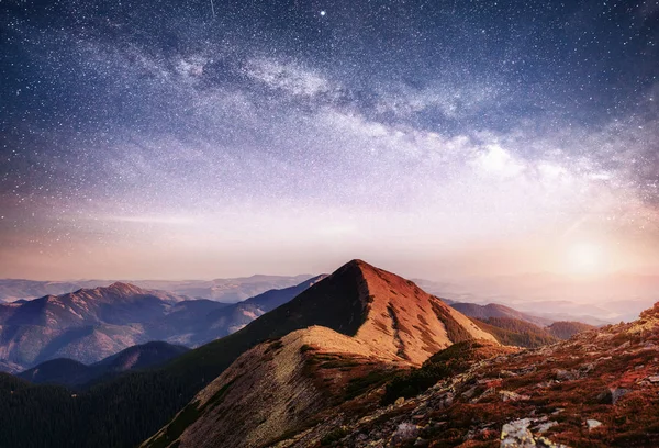 Fantástico Paisaje Las Montañas Ucrania Cielo Nocturno Vibrante Con Estrellas — Foto de Stock